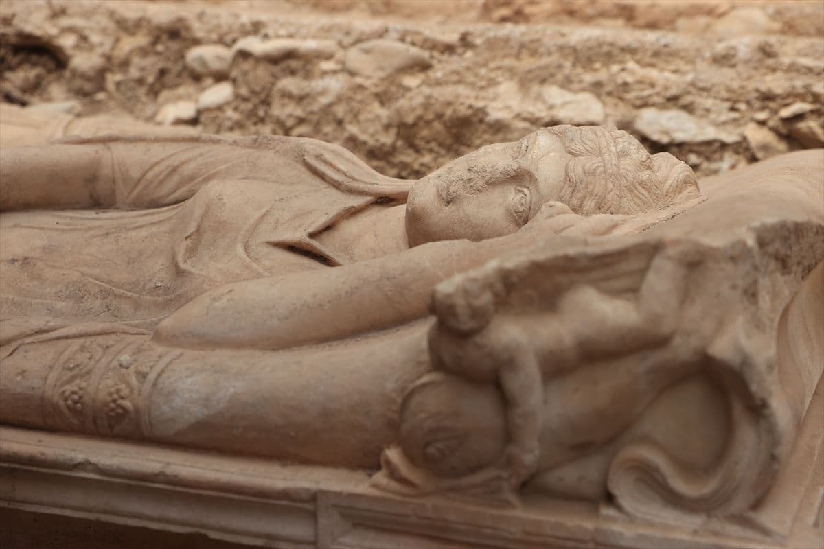 Olympos'ta anıtsal mezar ve içerisinde aristokrat bir kadına ait lahit bulundu